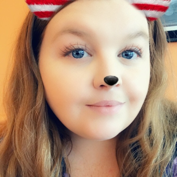 Meet your Posher, Becca - Picture 1 of 2